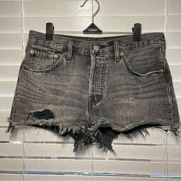 Levi’s 501 Distressed Shorts size 28 - Picture 1 of 4